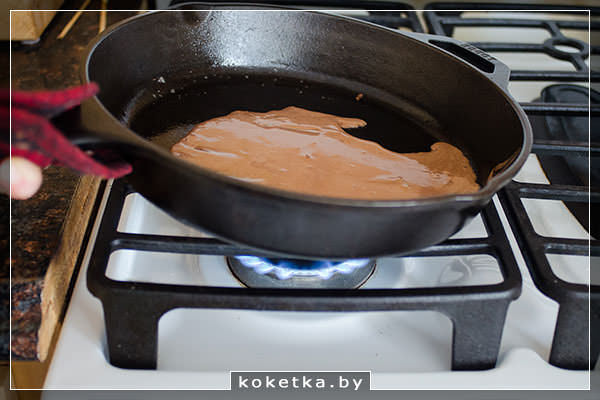 Тесто растекается по сковороде