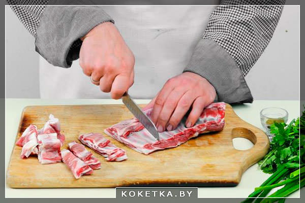 Рецепт приготовления грузинского блюда Чакапули Шаг 1 Разделите мясо на порционные кусочки по 1 ребрышку
