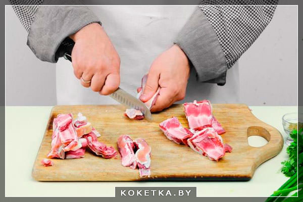 Рецепт приготовления грузинского блюда Чакапули. Шаг 2 Срезанное мясо сохраните
