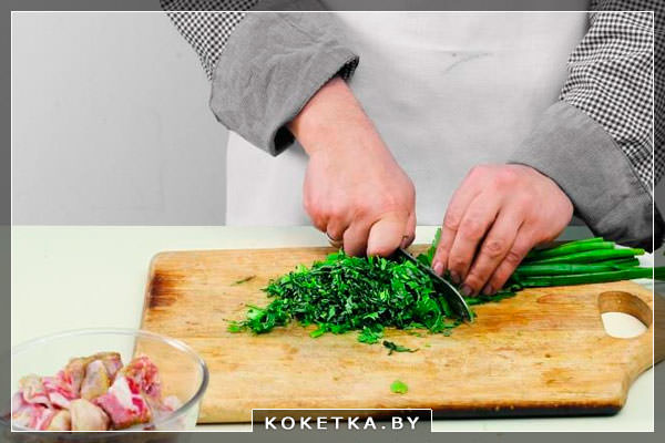 Рецепт приготовления грузинского блюда Чакапули. Шаг 4 У петрушки отрежьте нижние жесткие концы стеблей