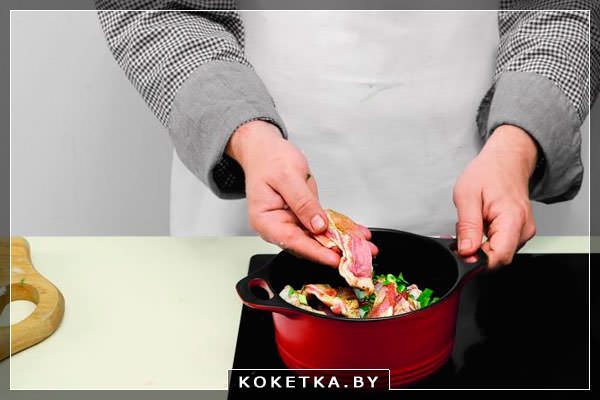 Рецепт приготовления грузинского блюда Чакапули. Шаг 6: Уложите в толстостенную кастрюлю слоями лук с чесноком