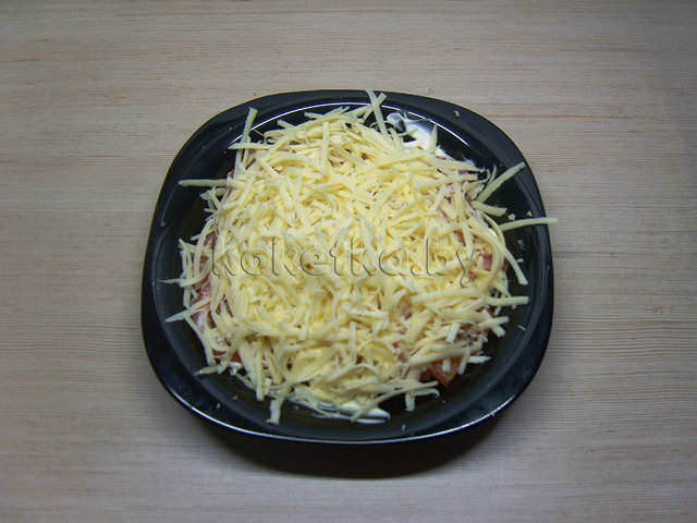 Слоеный салат с помидорами