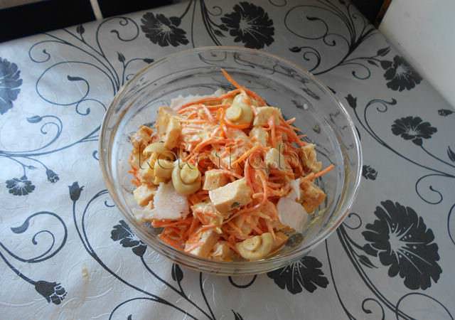 Салат с корейской морковью, грибами и курицей