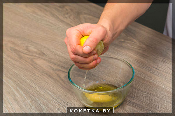 Выжимаем половинку лимона