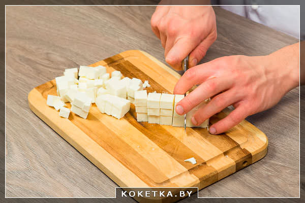 нарезаем кубиками брынзу