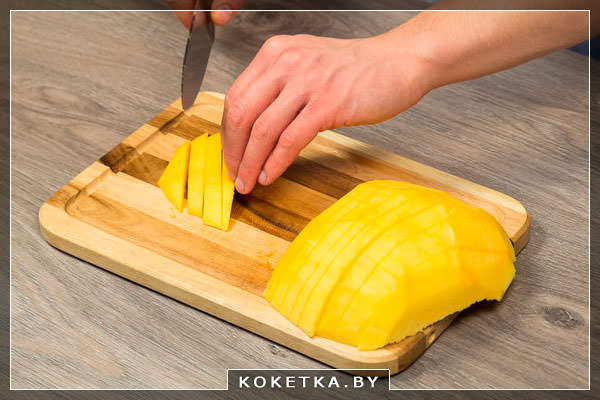 3 нарезаем тыкву небольшими брусочками