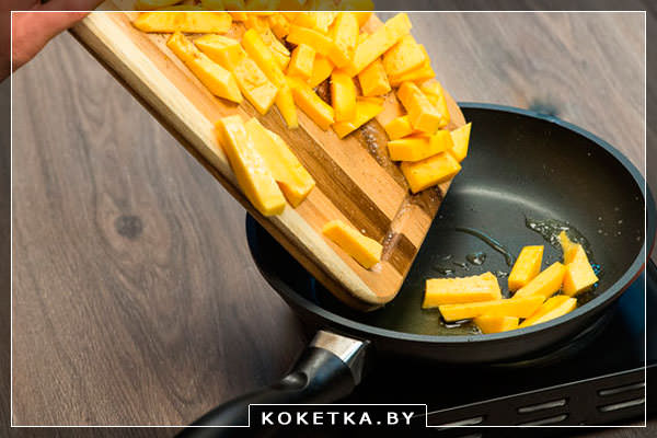 Обжариваем кусочки тыквы на оливковом масле до золотистой корочки