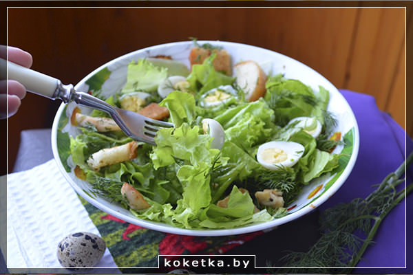 Салат с куриной грудкой, перепелиными яйцами и латуком