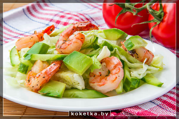 Диетический салат с огурцом, авокадо и креветками