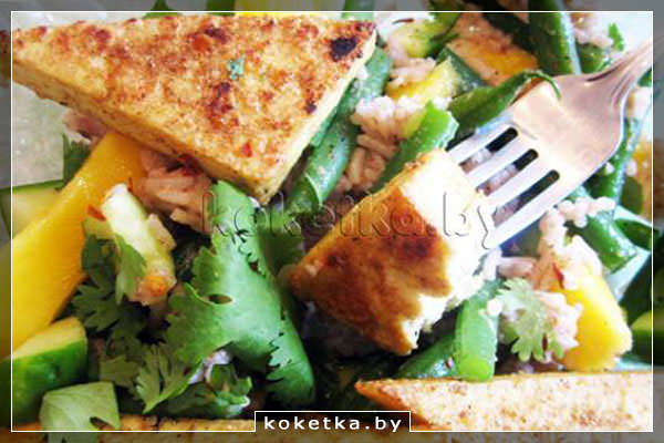 Салат с соевым сыром, манго, фасолью и кинзой