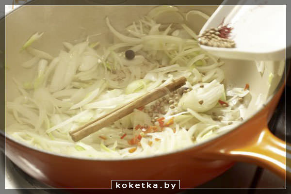 Лук и корица в сковороде