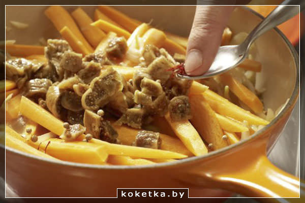 Инжир добавляем в сковороду к моркови