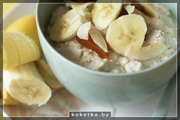 Овсяная каша с кусочками фруктов