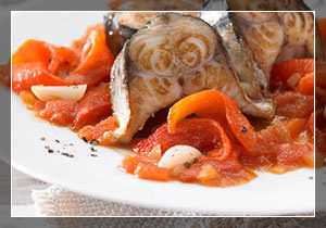 Печёная скумбрия с паприкой и чесноком: фото-рецепт