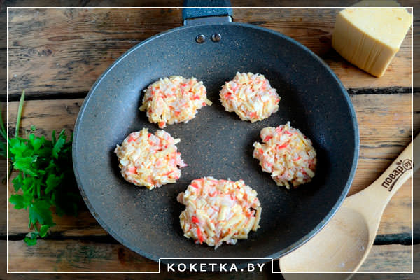 Приготовление котлет из крабовых палочек
