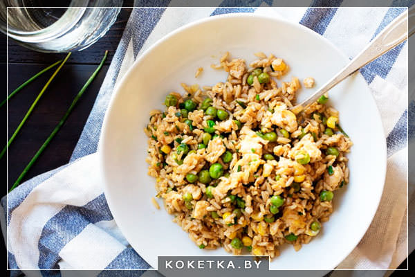 Жареный рис с овощами