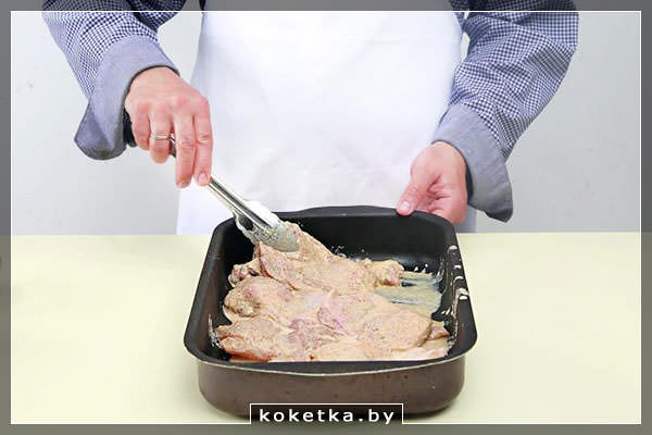 Мясо цыплёнка перед духовкой