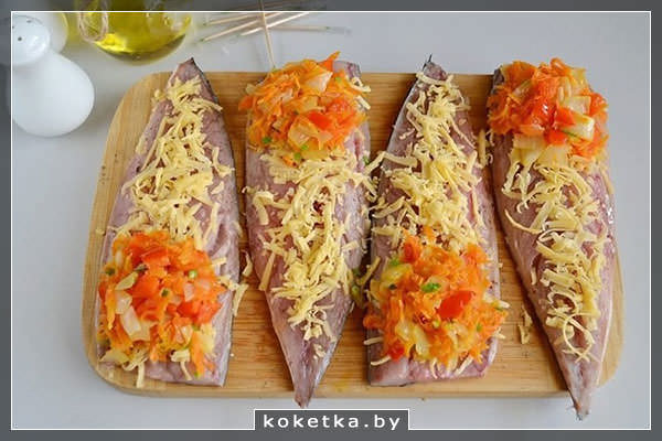 Выкладываем начинку на рулеты
