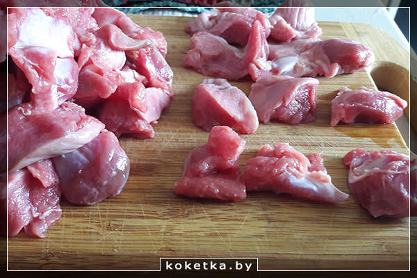 Нарезаем куриные желудки