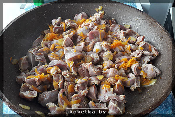Желудки, обжаренные с морковью