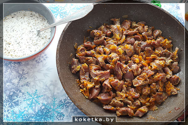 Сметано-чесночный соус для куриных желудочков тушёных