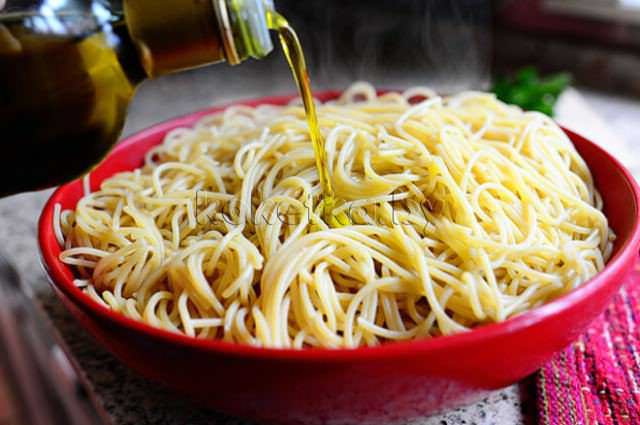 Спагетти с соусом из говяжьего фарша