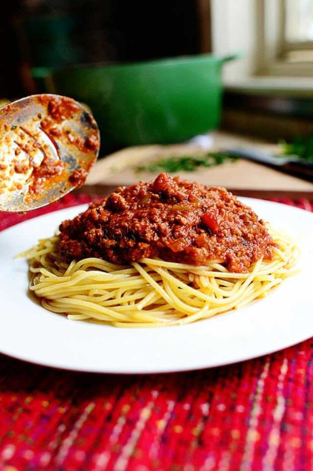 Спагетти с соусом из говяжьего фарша