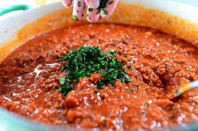 Спагетти с соусом из говяжьего фарша