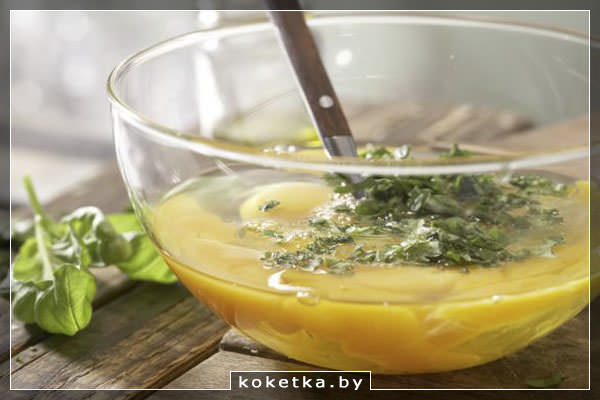 Яйца в миске, зелень