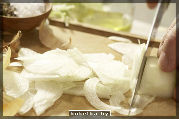 Лук нарезаем половинками колечка