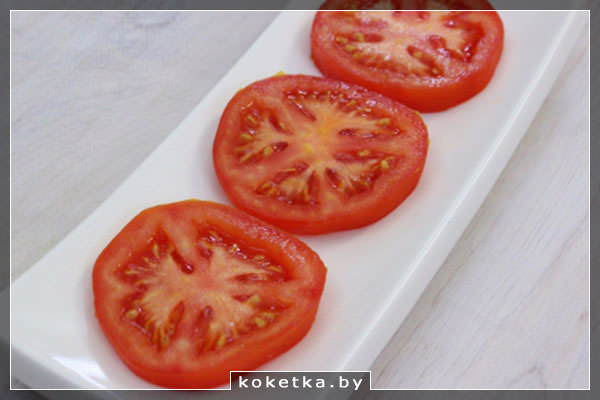 Помидоры, нарезанные кружочками