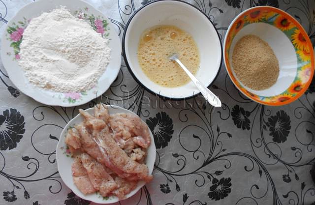 Куриная грудка в кляре и сухарях