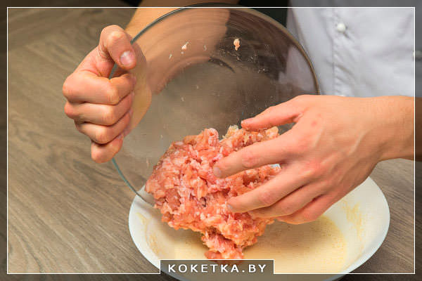  Добавляем куриный фарш и перемешиваем массу