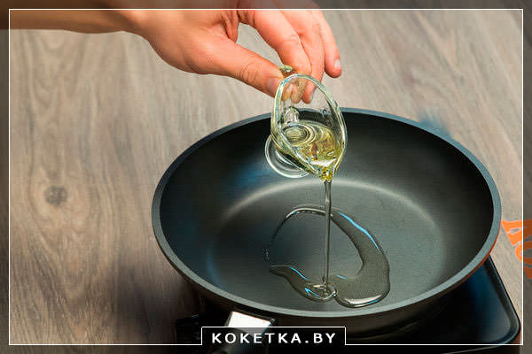 Разогреваем на сковороде растительное масло
