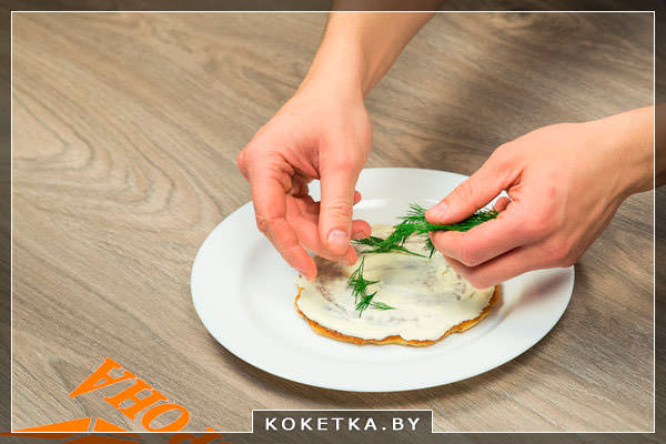 Руками рвем укроп и посыпаем им корж.