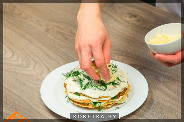 Верхний корж посыпаем сыром