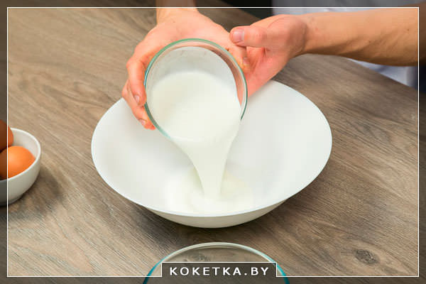 Приготовление мясного торта: Переливаем в большую миску кефир