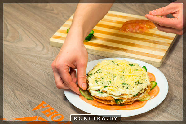Украшаем кусочками помидора и огурца.