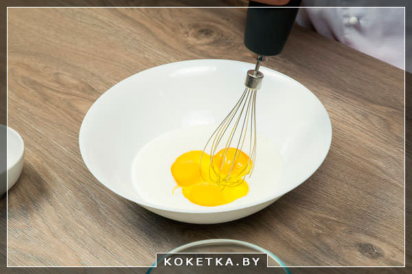 Взбиваем массу миксером