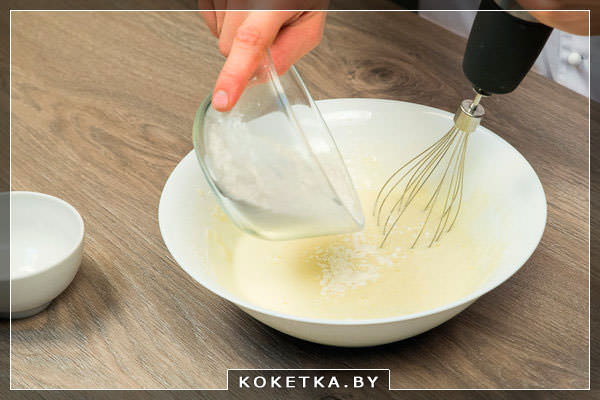 Медленно всыпаем муку и снова взбиваем.