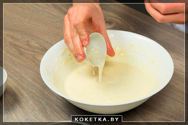 Добавляем гашеную соду в тесто.