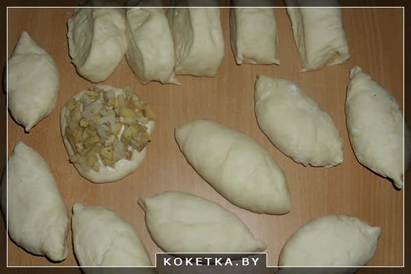 Постные печёные пирожки с картофелем и луком
