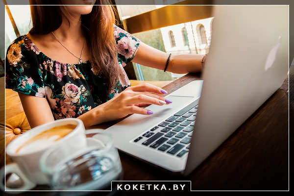 Девушка пьет кофе чтобы стимулировать организм и запоминать лучше информацию
