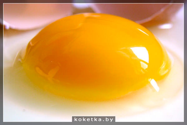Очень полезное куриное сырое яйцо 