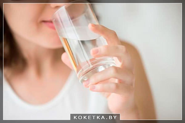 девушка пьет воду