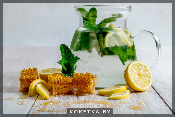 свежесть стакана с лимоном и мёдом